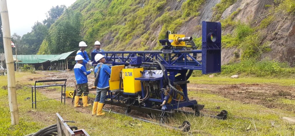 Crew setting up drill rig
