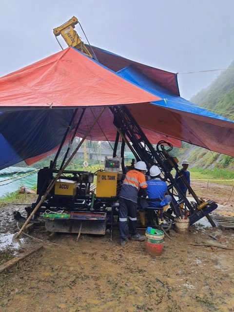 Drill rig operating in rainy conditions