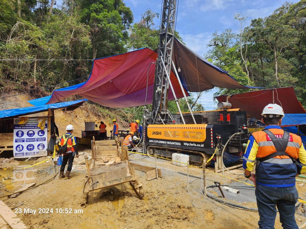 Jinshi drill rig on active pad
